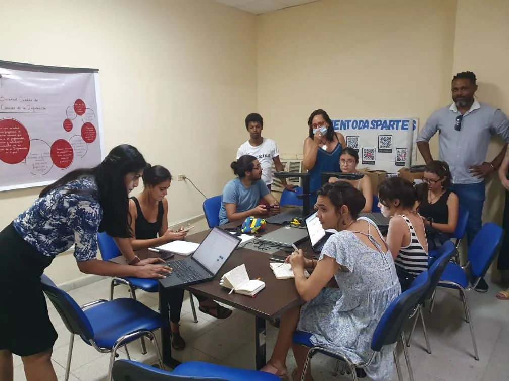 People sharing a working table, from the Patria Libros collection